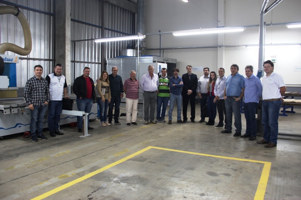  Associados conhecem estrutura do centro moveleiro do Senai