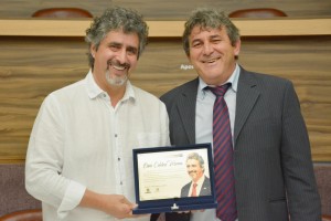 Osni Carlos Verona recebe placa de homenagem pelos nove anos na presidência das entidades das mãos do atual presidente Ilseo Rafaeli