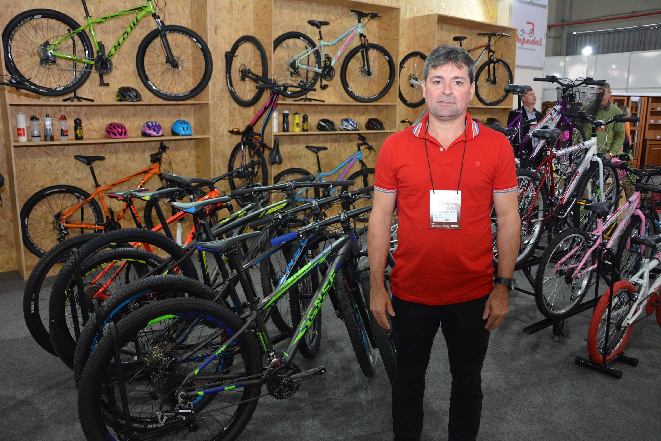 O gerente da Depedal, Claudiomiro Gomes, demonstra os diferenciais das bicicletas 